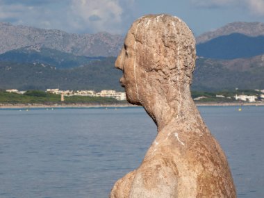 Joan Bennssar 'ın heykelleri. Mallorca Adası, Can Picafort, İspanya. Mallorca 'da doğmuş bir ressam ve heykeltraş. Resmi bir ilkellik, klasik incelik ve yenilikçilerin çığır açan jesti.. 