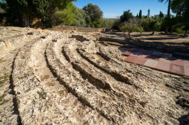 Roma Alcudia Tiyatrosu, Mallorca, Balearic Adaları, İspanya 'nın antik kenti Pollentia yakınlarında yer almaktadır. Roma tiyatroları, Yunan tiyatrolarının aksine sağlam temellere sahip yarı dairesel yapılardı.  