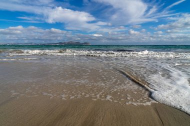 Mayorka adasındaki Akdeniz plajı veya Mallorca, İspanya 'nın bir parçası olan ve Akdeniz' de bulunan Balear Adaları 'nın en büyük plajıdır. Deniz kenarında tatiller, bulutlar, deniz manzarası. Deniz ve ada manzarası.  