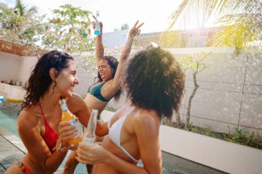 Yüzme havuzunda bir grup mutlu arkadaş