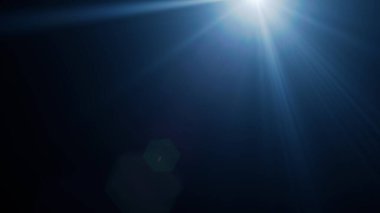 Ortasında parlak bir nokta ve krom sapkınlık olan ışınlar. Katmanın sağ üst kısmı. Lenslerin siyah arkaplan üzerindeki doğal etkisi. Ekran karıştırma kipinde kullan. Kaplama tabakası.