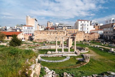 Atina 'da sütunları olan antik bina