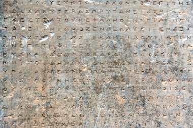 Taş soyut arka planda antik Yunanca harfler