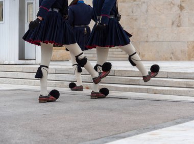 Geleneksel kostümlü Yunan askerleri Yunanistan 'daki bir anıtta onur kıtasını koruyor