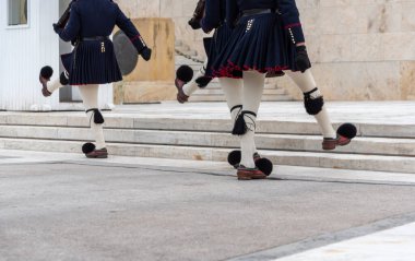 Geleneksel kostümlü Yunan askerleri Yunanistan 'daki bir anıtta onur kıtasını koruyor