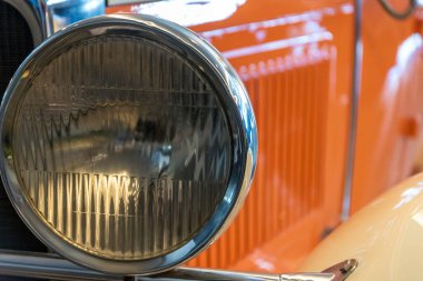 Radyatör ızgarası ve retro arabanın farları yakın.