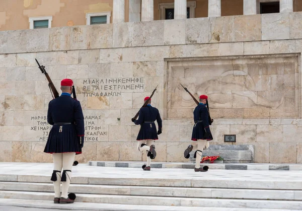 그리고 하나의 침대는 그리스 그리스의 군인들의 의상을 — 스톡 사진