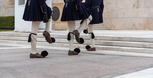 그리고 하나의 침대는 그리스 그리스의 군인들의 의상을 — 스톡 사진
