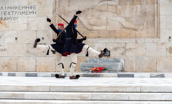 Греческие Солдаты Еврозоны Традиционных Костюмах Охраняют Почетный Караул Памятника Греции — стоковое фото