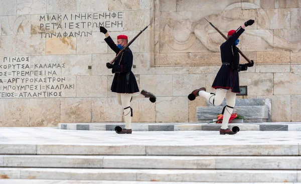 Греческие Солдаты Еврозоны Традиционных Костюмах Охраняют Почетный Караул Памятника Греции — стоковое фото