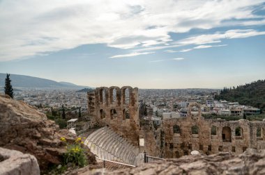 Atina 'da sütunları olan antik bina