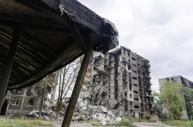 Ukrayna 'daki savaş sırasında şehirdeki evleri yakıp yıktılar.