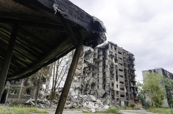 Ukrayna 'daki savaş sırasında şehirdeki evleri yakıp yıktılar.