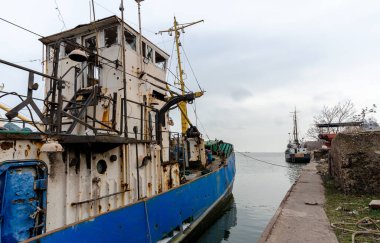 old ship without people ran aground in Ukraine during the war with Russia