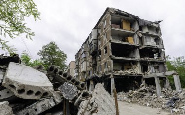 Ukrayna 'daki savaş sırasında şehirdeki evleri yakıp yıktılar.