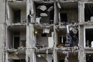 Ukrayna 'daki savaş sırasında şehirdeki evleri yakıp yıktılar.