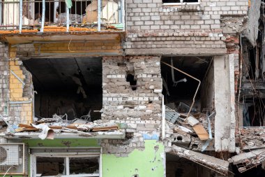 Ukrayna 'daki savaş sırasında şehirdeki evleri yakıp yıktılar.