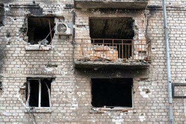 Ukrayna 'daki savaş sırasında şehirdeki evleri yakıp yıktılar.