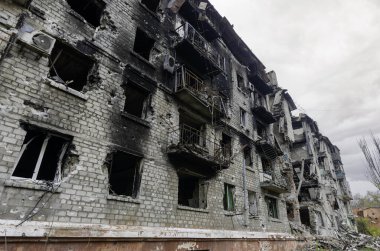 Ukrayna 'daki savaş sırasında şehirdeki evleri yakıp yıktılar.