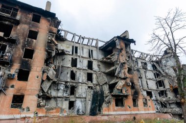 Ukrayna 'daki savaş sırasında şehirdeki evleri yakıp yıktılar.