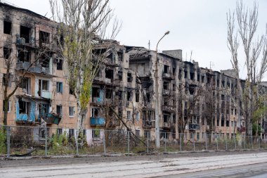 Ukrayna 'daki savaş sırasında şehirdeki evleri yakıp yıktılar.