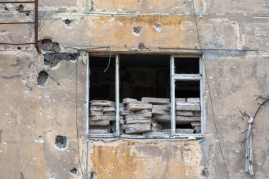 Ukrayna 'daki savaş sırasında şehirdeki evleri yakıp yıktılar.