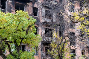 Ukrayna 'daki savaş sırasında şehirdeki evleri yakıp yıktılar.