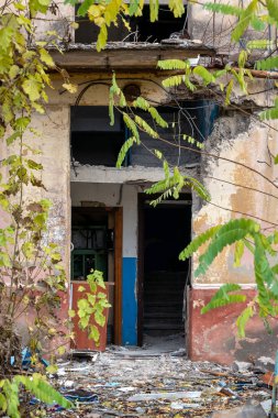 Ukrayna 'daki savaş sırasında şehirdeki evleri yakıp yıktılar.