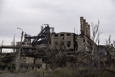 Rusya ile Ukrayna 'daki Mariupol savaşındaki Azovstal fabrikasının atölyesinin binalarını yıktılar
