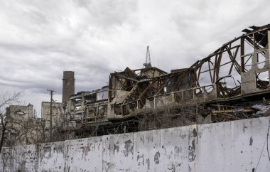 Rusya ile Ukrayna 'daki Mariupol savaşındaki Azovstal fabrikasının atölyesinin binalarını yıktılar
