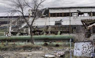 Rusya ile Ukrayna 'daki Mariupol savaşındaki Azovstal fabrikasının atölyesinin binalarını yıktılar