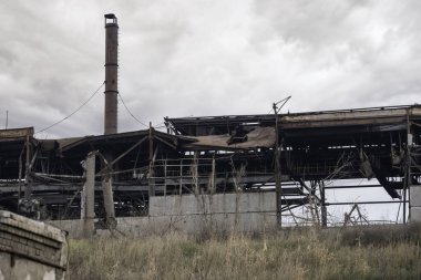 Rusya ile Ukrayna 'daki Mariupol savaşındaki Azovstal fabrikasının atölyesinin binalarını yıktılar