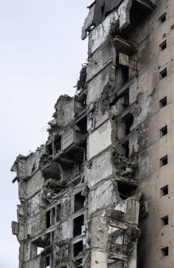 Ukrayna 'daki savaş sırasında şehirdeki evleri yakıp yıktılar.