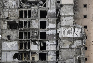 Ukrayna 'daki savaş sırasında şehirdeki evleri yakıp yıktılar.