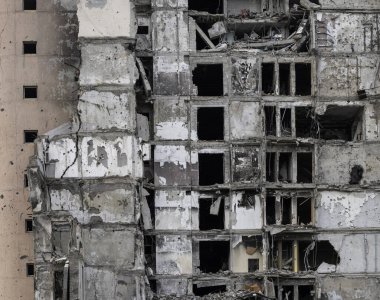 Ukrayna 'daki savaş sırasında şehirdeki evleri yakıp yıktılar.