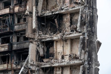 Ukrayna 'daki savaş sırasında şehirdeki evleri yakıp yıktılar.