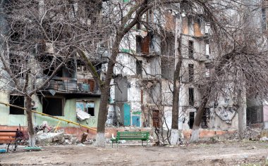 Ukrayna 'daki savaş sırasında şehirdeki evleri yakıp yıktılar.