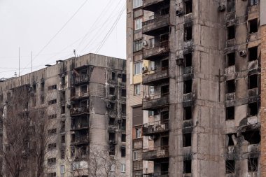 Ukrayna 'daki savaş sırasında şehirdeki evleri yakıp yıktılar.