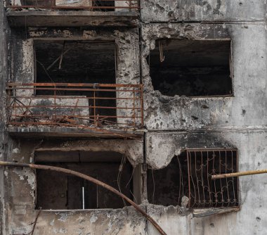 Ukrayna 'daki savaş sırasında şehirdeki evleri yakıp yıktılar.