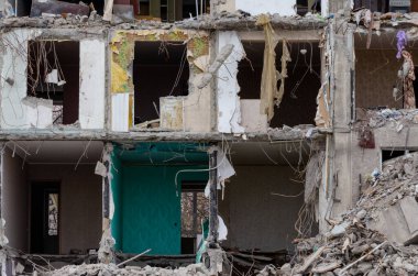 Ukrayna 'daki savaş sırasında şehirdeki evleri yakıp yıktılar.