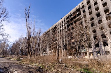 Ukrayna 'daki savaş sırasında şehirdeki evleri yakıp yıktılar.