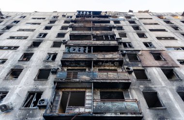 Ukrayna 'daki savaş sırasında şehirdeki evleri yakıp yıktılar.