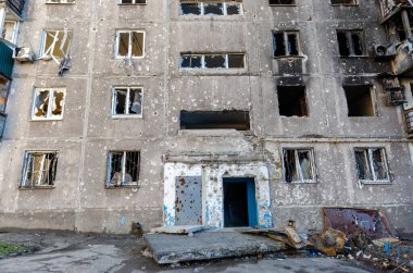 Ukrayna 'daki savaş sırasında şehirdeki evleri yakıp yıktılar.