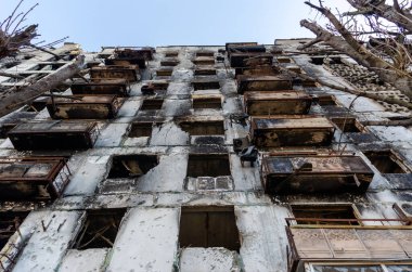 Ukrayna 'daki savaş sırasında şehirdeki evleri yakıp yıktılar.