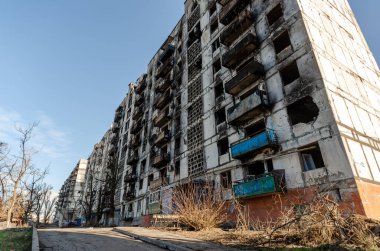 Ukrayna 'daki savaş sırasında şehirdeki evleri yakıp yıktılar.