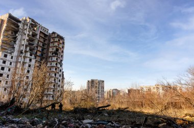 Ukrayna 'daki savaş sırasında şehirdeki evleri yakıp yıktılar.