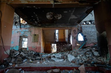 Ukrayna 'daki savaş sırasında şehirdeki evleri yakıp yıktılar.