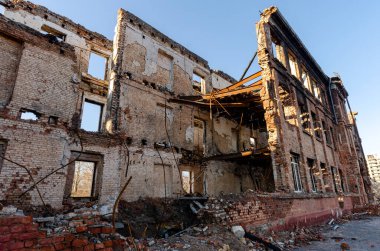 Ukrayna 'daki savaş sırasında şehirdeki evleri yakıp yıktılar.