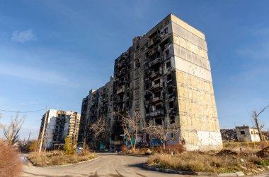 Ukrayna 'daki savaş sırasında şehirdeki evleri yakıp yıktılar.