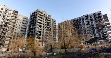 Ukrayna 'daki savaş sırasında şehirdeki evleri yakıp yıktılar.